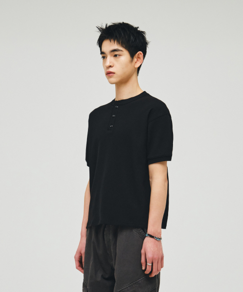 ECORR(エコル)の「ワッフルヘンリーネッククロップ半袖Tシャツ_ブラック(Tシャツ/カットソー・レディース・その他・1/2/3)」の3枚目の写真