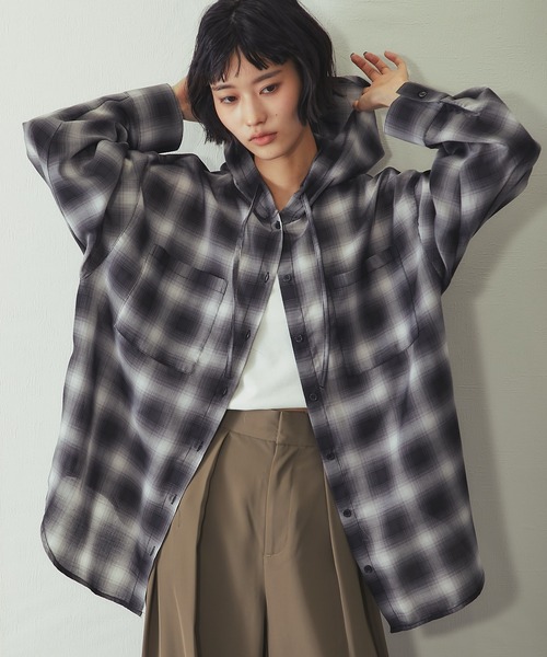 ANOTHER S(アナザーエス)の「フード付きオンブレチェックシャツ(シャツ/ブラウス・レディース・ブラック/オフホワイト/ブルー/ストライプ/グリーン・FREE)」の3枚目の写真