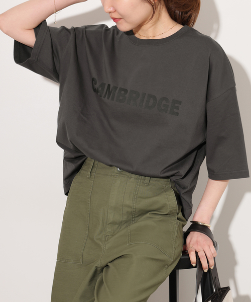 JOURNAL STANDARD relume(ジャーナルスタンダード レリューム)の「CAMBRIDGEロゴTシャツ(Tシャツ/カットソー・レディース・キャメル/ホワイト/チャコールグレー・FREE)」の2枚目の写真