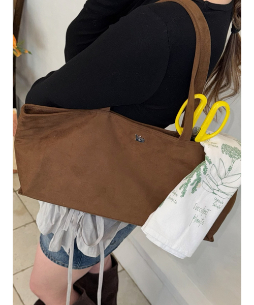 ISAYYERR(アイセイイェール)の「Paper Boat Bag (Suede)(brown)(ショルダーバッグ・レディース・その他・FREE)」の3枚目の写真