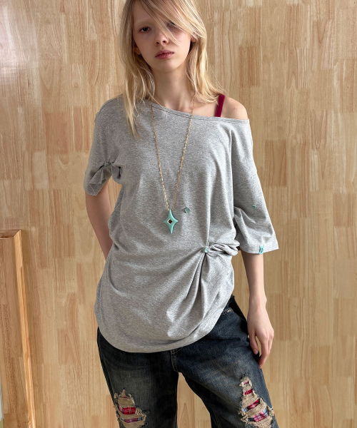 HERETIC(ヘレティック)の「BUTTON T-SHIRT / melange grey(Tシャツ/カットソー・レディース・その他・FREE)」の1枚目の写真