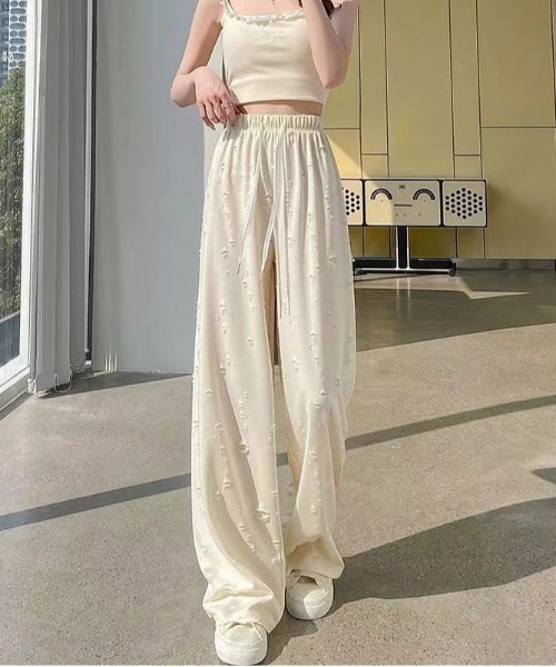 &soiree(アンドソワレ)の「ダメージ入りグリッタースウェットワイドパンツ(スウェットパンツ・レディース・ホワイト/ピンク/アイボリー/ブラック/サックスブルー・FREE)」の2枚目の写真