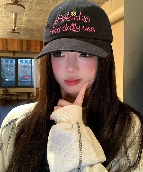 LYEON(リヨン)の「刺繍ロゴキャップ(キャップ・レディース・ネイビー/ピンク・FREE)」の3枚目の写真