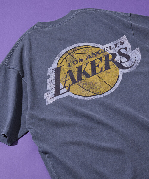 FREAK'S STORE（フリークスストア）の「NBA × FREAK'S STORE 別注 ヴィンテージライク チーム バック ロゴ TEE（Tシャツ/カットソー・メンズ・ネイビー/チャコールグレー/グリーン/ナチュラル・LARGE/MEDIUM）」の4枚目の写真