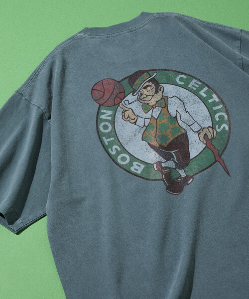 FREAK'S STORE（フリークスストア）の「NBA × FREAK'S STORE 別注 ヴィンテージライク チーム バック ロゴ TEE（Tシャツ/カットソー・メンズ・ネイビー/チャコールグレー/グリーン/ナチュラル・LARGE/MEDIUM）」の3枚目の写真