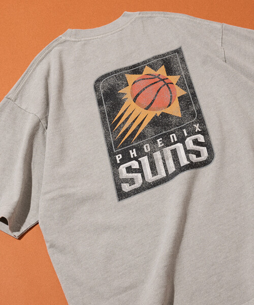 FREAK'S STORE（フリークスストア）の「NBA × FREAK'S STORE 別注 ヴィンテージライク チーム バック ロゴ TEE（Tシャツ/カットソー・メンズ・ネイビー/チャコールグレー/グリーン/ナチュラル・LARGE/MEDIUM）」の14枚目の写真