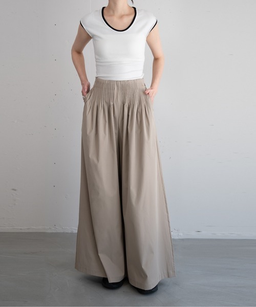 hwyl(ヒュイル)の「タックワイドパンツ(その他パンツ・レディース・ブラック/ベージュ・MEDIUM/SMALL)」の2枚目の写真