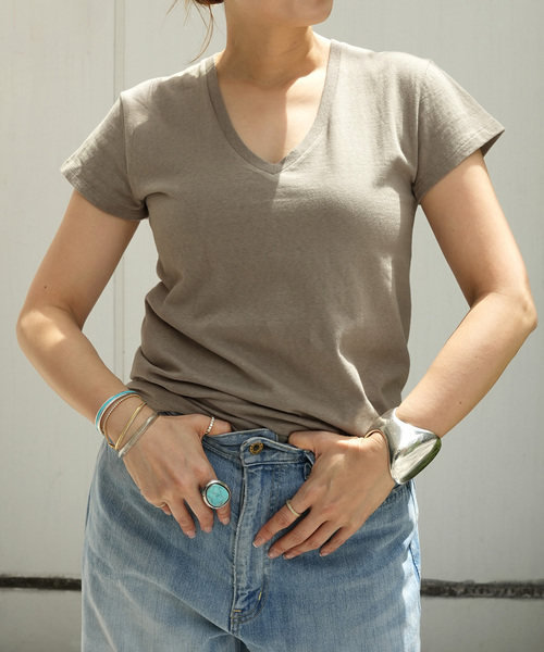 CALUX(キャラクス)の「【CALUX/キャラクス】 Vネック Tシャツ(Tシャツ/カットソー・レディース・チャコールグレー/カーキ/ホワイト/モカ・FREE)」の6枚目の写真