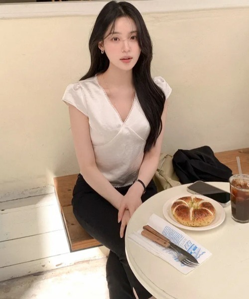 FAVORITO(ファヴォリート)の「Vネックトップス(その他トップス・レディース・ブラック/ベージュ・F)」の18枚目の写真