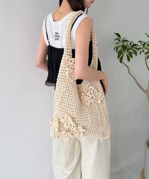 Rejoule(リジュール)の「かごバッグ風 メッシュ かぎ編み フラワーモチーフトートバッグ(ショルダーバッグ・レディース・ベージュ/アイボリー・FREE)」の5枚目の写真