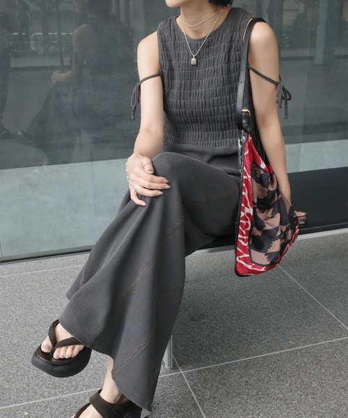 Ameri(アメリ)の「PIGMENT SHIRRING CUT DRESS(ドレス・レディース・ピンク/カーキ/スミクロ・SMALL/MEDIUM)」の4枚目の写真