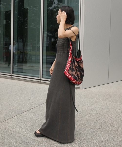 Ameri(アメリ)の「PIGMENT SHIRRING CUT DRESS(ドレス・レディース・ピンク/カーキ/スミクロ・SMALL/MEDIUM)」の7枚目の写真