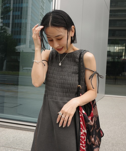 Ameri(アメリ)の「PIGMENT SHIRRING CUT DRESS(ドレス・レディース・ピンク/カーキ/スミクロ・SMALL/MEDIUM)」の17枚目の写真