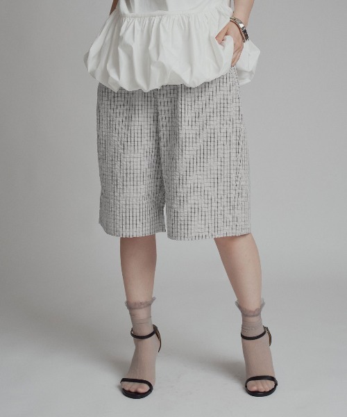 W:Huku(フーク)の「チェック サッカー スラックス ハーフパンツ / Checkered Slacks Shorts(その他パンツ・レディース・グレー/アイボリー/ブルー・FREE)」の2枚目の写真