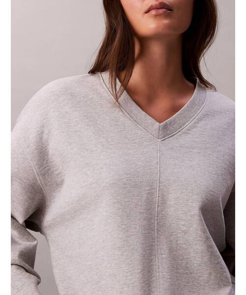Calvin Klein（カルバン・クライン）の「スウェット - プレミアムテリーVネックトレーナー（スウェット・レディース・グレー・S/XS）」の3枚目の写真