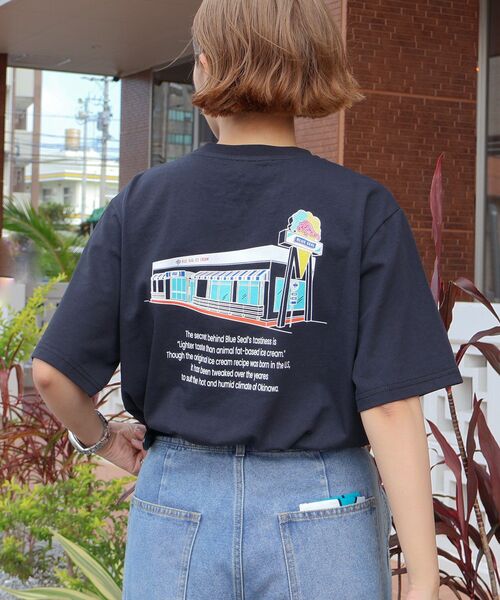 AMERICAN HOLIC(アメリカンホリック)の「【BLUE SEAL】ShopグラフィックTシャツ(Tシャツ/カットソー・レディース・オフホワイト/ブラック・FREE)」の2枚目の写真