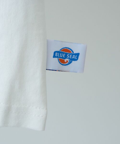 AMERICAN HOLIC(アメリカンホリック)の「【BLUE SEAL】ShopグラフィックTシャツ(Tシャツ/カットソー・レディース・オフホワイト/ブラック・FREE)」の9枚目の写真