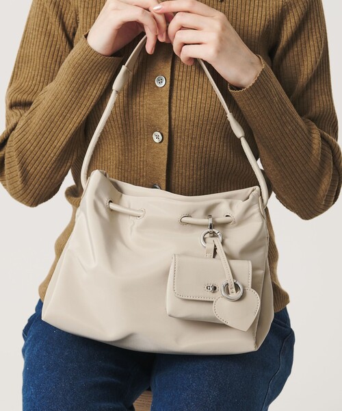 BEAUTY&YOUTH UNITED ARROWS(ビューティーアンドユースユナイテッドアローズ)の「ポリエステル チャーム ドロスト バッグ(ショルダーバッグ・レディース・ブラック/ナチュラル・FREE)」の2枚目の写真