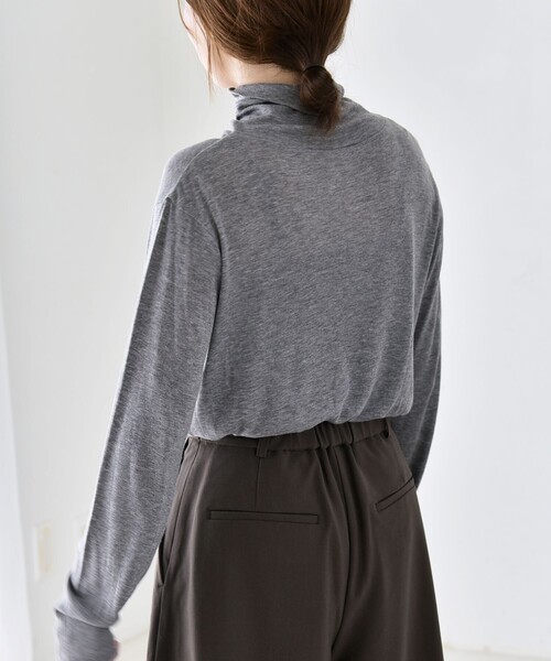 quaranciel（カランシエル）の「quaranciel:〈手洗い可能〉ウール ミックス シアー タートルネック プルオーバー（Tシャツ/カットソー・レディース・グレー/ホワイト/ブラック/パープル・40/38）」の6枚目の写真