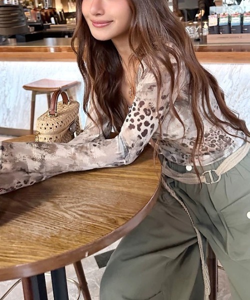 SHEENA（シーナ）の「レオパードストレッチシアートップス（Tシャツ/カットソー・レディース・グレイッシュベージュ・M）」の7枚目の写真