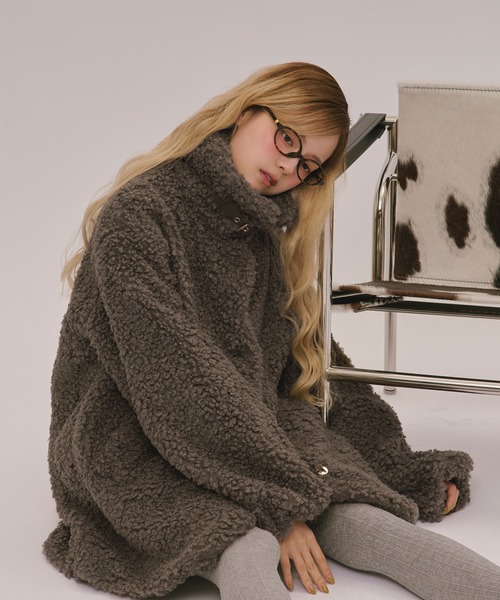 loin nuit(ロワンニュイ)の「nuance button poodle coat / ニュアンスボタンプードルコート(ムートンコート・レディース・ブラック/ブルー/ブラウン/アイボリー/イエロー・FREE)」の6枚目の写真