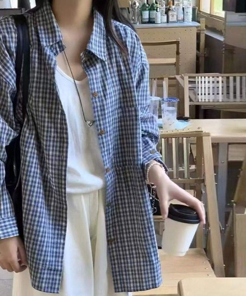 maison de LATIR(メゾンドラティール)の「さらっと羽織れて着映える、大人のチェックシャツ(シャツ/ブラウス・レディース・ブルー・FREE)」の7枚目の写真