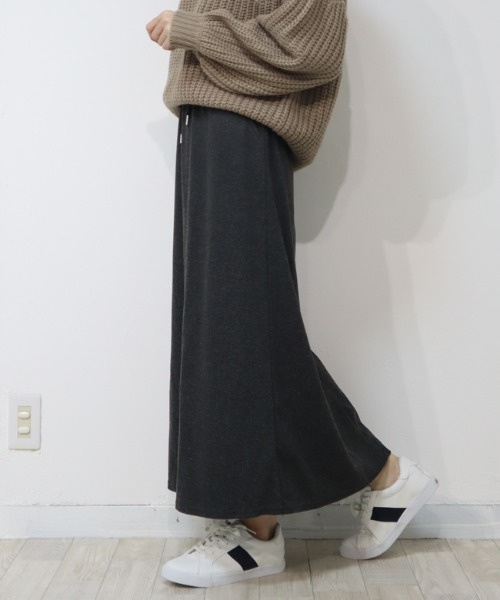 DISKEEN SURE(ディスキーンシュアー)の「細見えシルエットで体型カバーもお任せ!ヘリンボーン フレアロングスカート(スカート・レディース・チャコール/ブラック・FREE)」の9枚目の写真