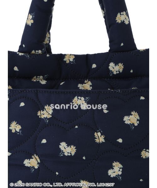 sanrio house（サンリオハウス）の「ハローキティ ２WAYフラワープリントキルティングバッグ（トートバッグ・レディース・ネイビー/アイボリー・F）」の8枚目の写真