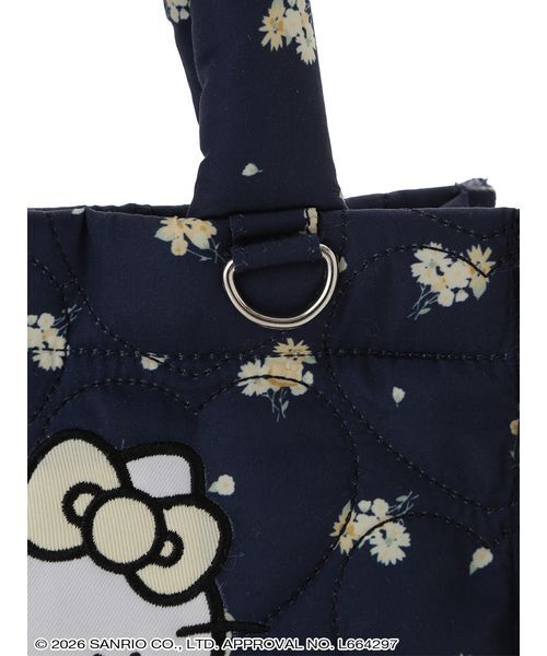 sanrio house（サンリオハウス）の「ハローキティ ２WAYフラワープリントキルティングバッグ（トートバッグ・レディース・ネイビー/アイボリー・F）」の9枚目の写真