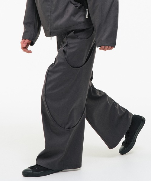 GOAT ESSENCE(ゴートエッセンス)の「GOAT ESSENCE / ゴートエッセンス TUCK CURVED WIDE PANTS(スラックス・メンズ・ブラック/グレー・2/1)」の2枚目の写真