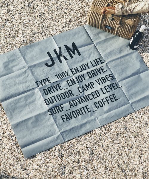 JACK & MARIE(ジャックアンドマリー)の「JKM レジャーシート TYPOGRAPHY(トラベルグッズ)」|グレー