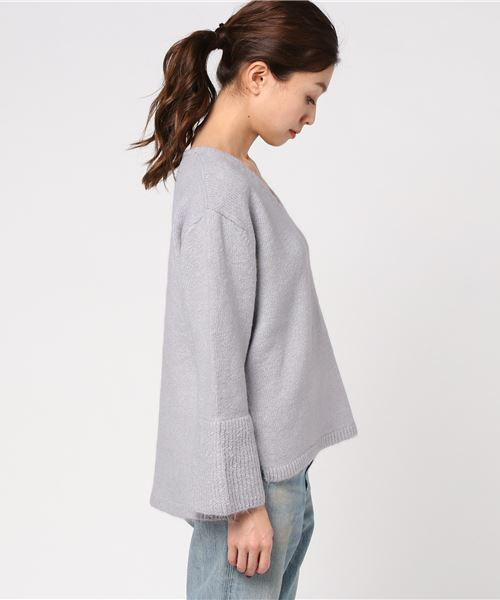 earth music&ecology（アースミュージックアンドエコロジー）の「・Vネック袖フレアニットプルオーバー（ニット/セーター・レディース・ピンク/ブラック/アイボリー/サックスブルー・FREE）」の6枚目の写真