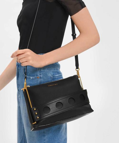 CHARLES & KEITH（チャールズ & キース）の「カットアウトディテールクラッチ / CUT OUT DETAIL CLUTCH（メッセンジャーバッグ・レディース・ブラック/クリアレッド・M）」の3枚目の写真