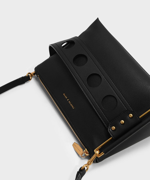 CHARLES & KEITH（チャールズ & キース）の「カットアウトディテールクラッチ / CUT OUT DETAIL CLUTCH（メッセンジャーバッグ・レディース・ブラック/クリアレッド・M）」の4枚目の写真