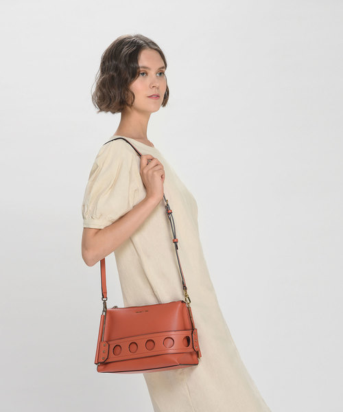 CHARLES & KEITH（チャールズ & キース）の「カットアウトディテールクラッチ / CUT OUT DETAIL CLUTCH（メッセンジャーバッグ・レディース・ブラック/クリアレッド・M）」の8枚目の写真