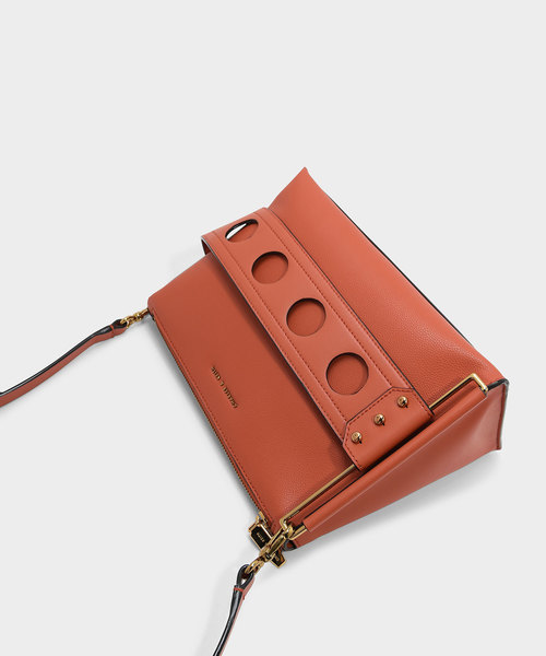 CHARLES & KEITH（チャールズ & キース）の「カットアウトディテールクラッチ / CUT OUT DETAIL CLUTCH（メッセンジャーバッグ・レディース・ブラック/クリアレッド・M）」の9枚目の写真