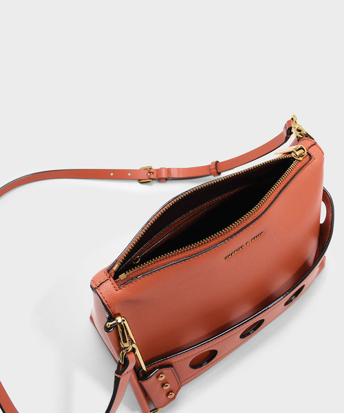 CHARLES & KEITH（チャールズ & キース）の「カットアウトディテールクラッチ / CUT OUT DETAIL CLUTCH（メッセンジャーバッグ・レディース・ブラック/クリアレッド・M）」の11枚目の写真