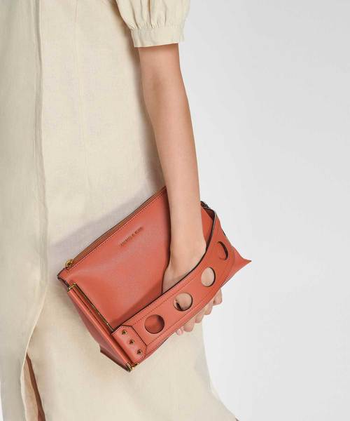 CHARLES & KEITH（チャールズ & キース）の「カットアウトディテールクラッチ / CUT OUT DETAIL CLUTCH（メッセンジャーバッグ・レディース・ブラック/クリアレッド・M）」の12枚目の写真