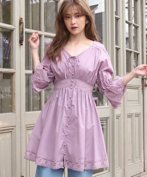 one after another NICE CLAUP（ワンアフターアナザーナイスクラップ）の「レース切替えコットンチュニック（チュニック・レディース・ブラック/オフホワイト/アイボリー/ラベンダー・FREE）」の4枚目の写真