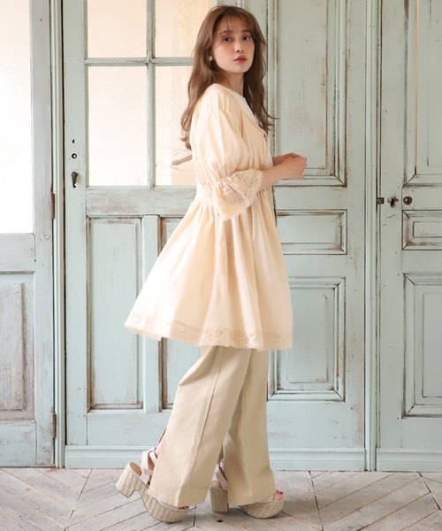 one after another NICE CLAUP（ワンアフターアナザーナイスクラップ）の「レース切替えコットンチュニック（チュニック・レディース・ブラック/オフホワイト/アイボリー/ラベンダー・FREE）」の6枚目の写真