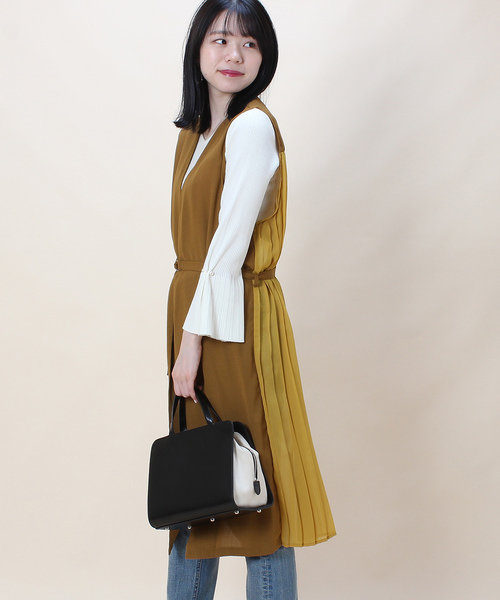 ASTORIA ODIER(アストリアオディール)の「バックプリーツ ジレワンピース(トレンチコート・レディース・ブラック/ベージュ/マスタード・MEDIUM)」の3枚目の写真