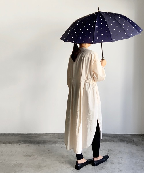 COMMON WARE（コモンウェアー）の「NT:16本骨ドット バイカラー　長傘（長傘・レディース・ブラック/ネイビー/ローズ/グリーン/ブルー/ブラック系/ミント/ローズ系/ネイビー系・FREE）」の7枚目の写真