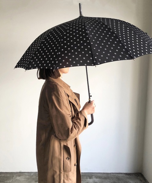 COMMON WARE（コモンウェアー）の「NT:16本骨ドット バイカラー　長傘（長傘・レディース・ブラック/ネイビー/ローズ/グリーン/ブルー/ブラック系/ミント/ローズ系/ネイビー系・FREE）」の2枚目の写真