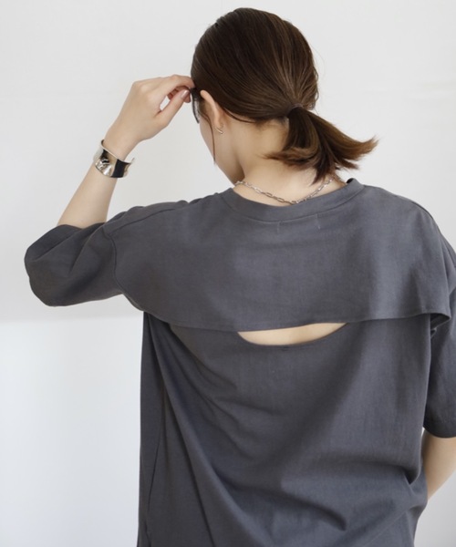 UNFIELD（アンフィールド）の「【UNFIELD バックオープンTシャツ】（Tシャツ/カットソー・レディース・チャコールグレー/アイボリー/レンガ・FREE）」の2枚目の写真