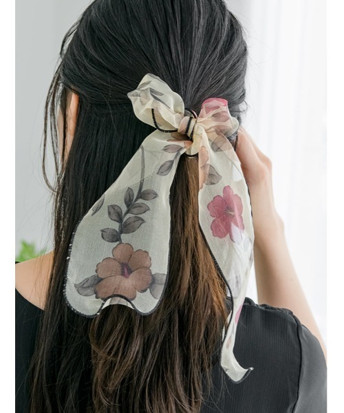 fifth（フィフス）の「オーガンジーフラワースカーフ（バンダナ/スカーフ・レディース・ベージュ/ネイビー・FREE）」の2枚目の写真