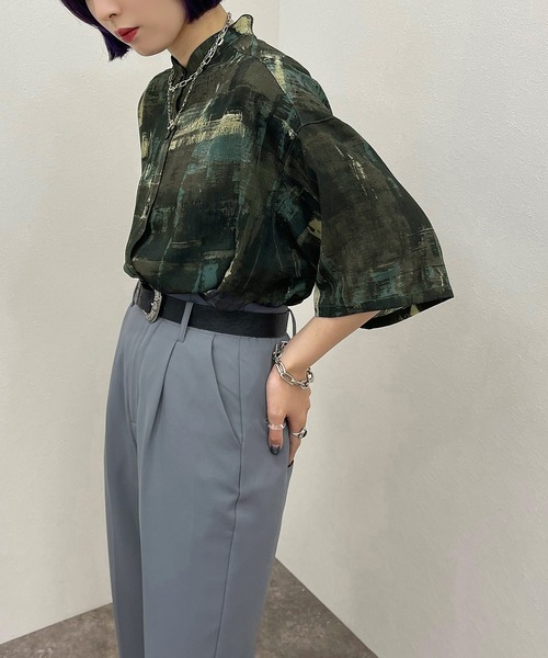 apres jour mignon（アプレジュールミニョン）の「ペイント柄バンドカラーシャツ 【ZOZOTOWN限定アイテム】（シャツ/ブラウス・レディース・ブルー系その他/グリーン系その他/パープル系その他・フリー/X-LARGE）」の2枚目の写真