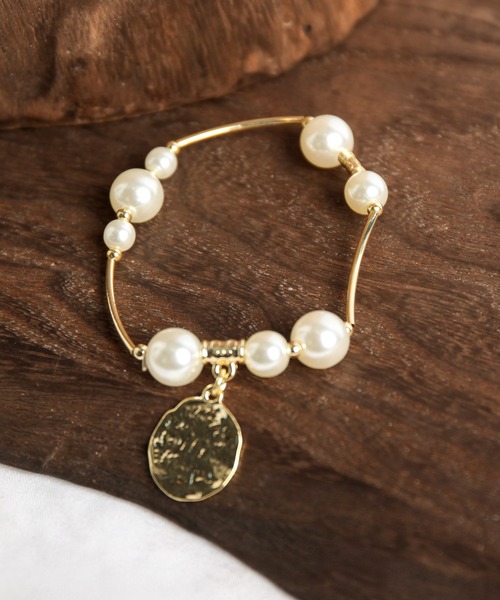 SAISON DE PAPILLON(セゾンドパピヨン)の「メタルプレートパールミックスブレスレット(ブレスレット・レディース・ゴールド・フリー)」の1枚目の写真