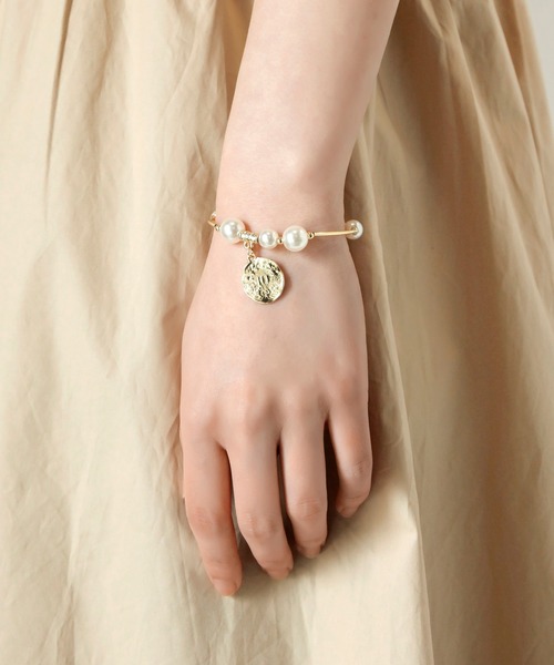 SAISON DE PAPILLON(セゾンドパピヨン)の「メタルプレートパールミックスブレスレット(ブレスレット・レディース・ゴールド・フリー)」の9枚目の写真