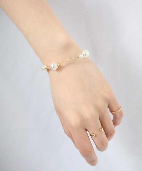 SAISON DE PAPILLON(セゾンドパピヨン)の「メタルプレートパールミックスブレスレット(ブレスレット・レディース・ゴールド・フリー)」の5枚目の写真