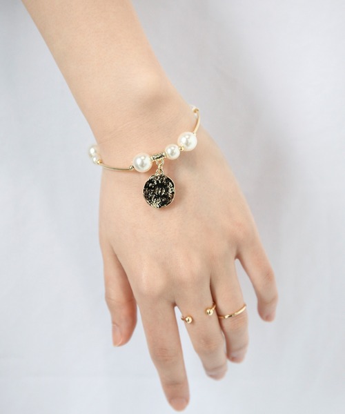 SAISON DE PAPILLON(セゾンドパピヨン)の「メタルプレートパールミックスブレスレット(ブレスレット・レディース・ゴールド・フリー)」の7枚目の写真